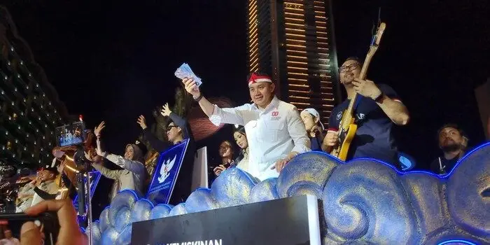 menteri-sekretaris-kabinet-seskab-teddy-indra-wijaya-membagikan-hadiah-saat-karnaval-peringatan-hut-ri-ke-80-di-bundaran-hi-ta-1755443491364_169